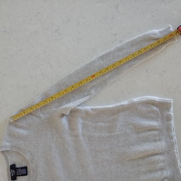 Lord + Taylor 100% cashmere light grey crewneck sweater top Medium Petite - Picture 14 of 15